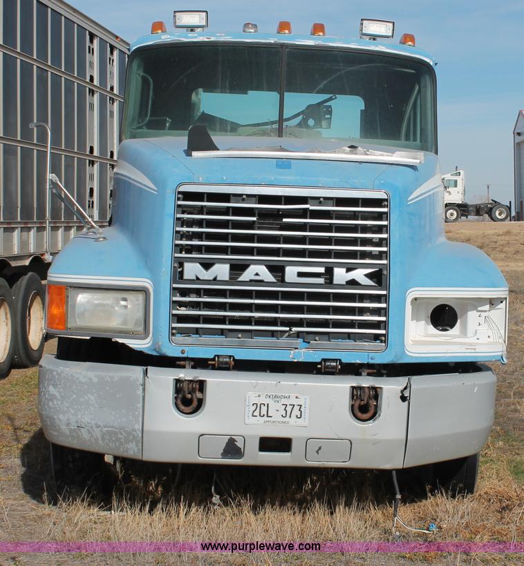 image for item O9354 2000 Mack CH613 semi truck