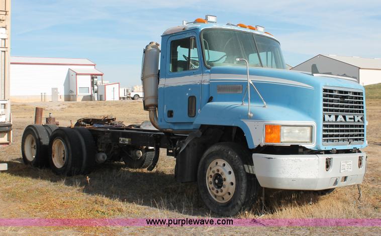 image for item O9354 2000 Mack CH613 semi truck