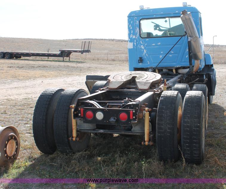 image for item O9354 2000 Mack CH613 semi truck