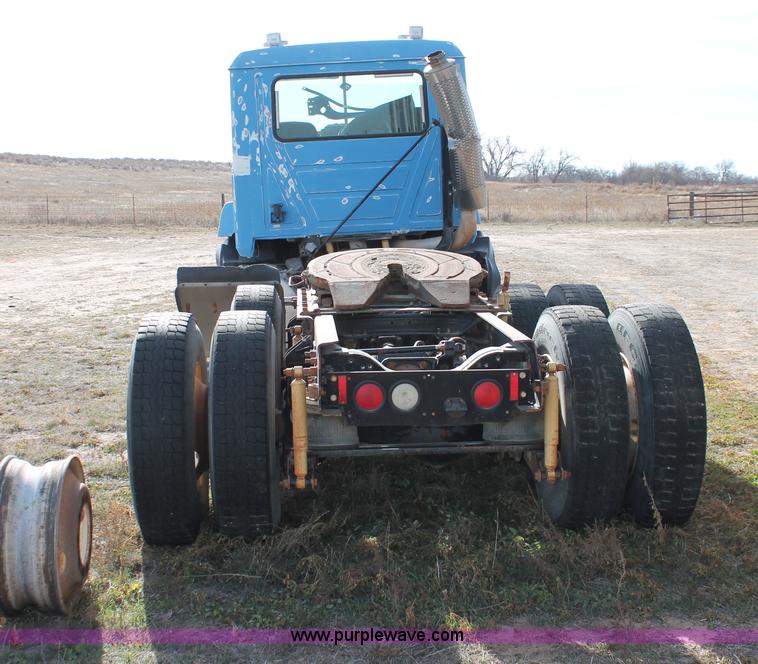 image for item O9354 2000 Mack CH613 semi truck