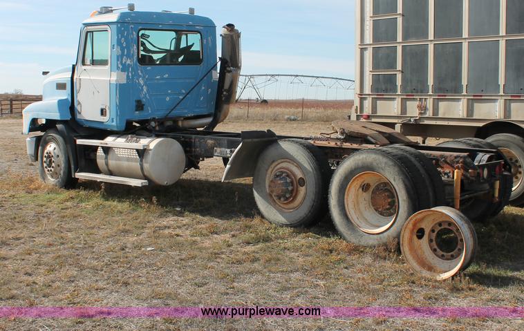 image for item O9354 2000 Mack CH613 semi truck