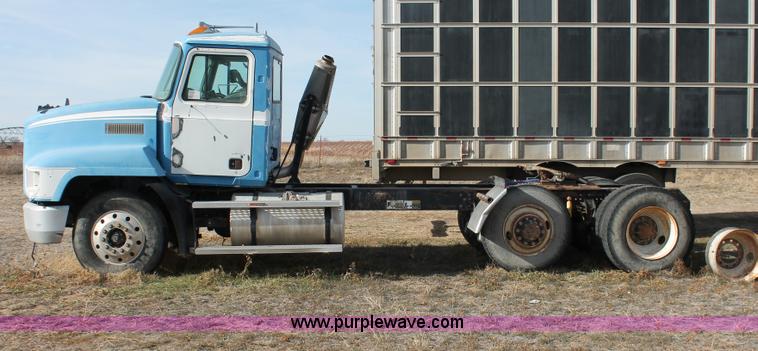 image for item O9354 2000 Mack CH613 semi truck