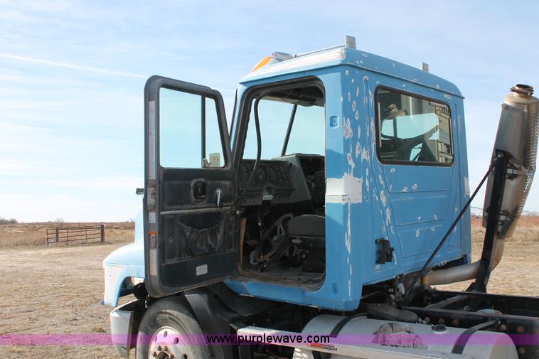 image for item O9354 2000 Mack CH613 semi truck