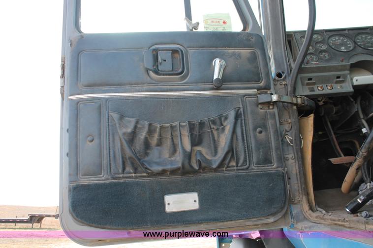 image for item O9354 2000 Mack CH613 semi truck