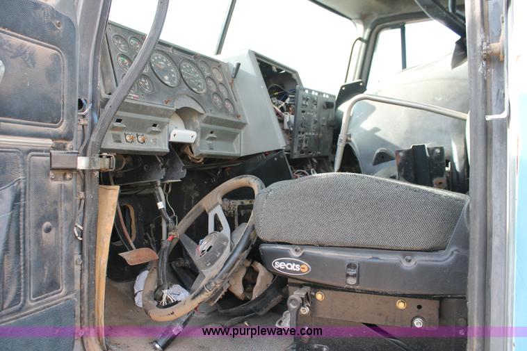 image for item O9354 2000 Mack CH613 semi truck