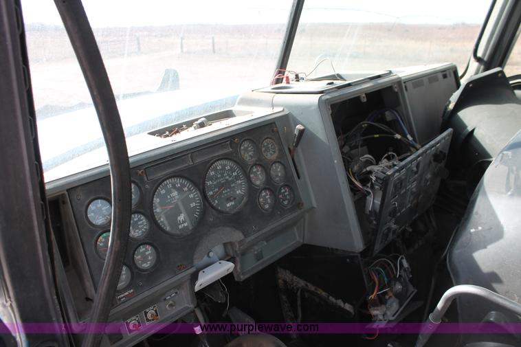 image for item O9354 2000 Mack CH613 semi truck