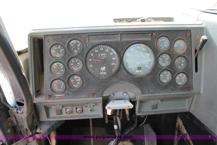 image for item O9354 2000 Mack CH613 semi truck