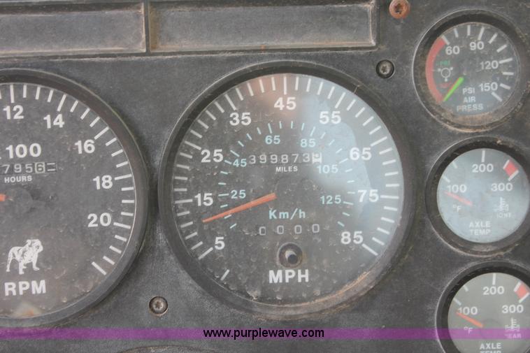 image for item O9354 2000 Mack CH613 semi truck