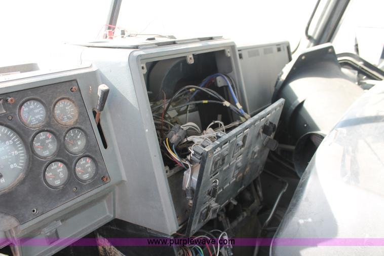 image for item O9354 2000 Mack CH613 semi truck