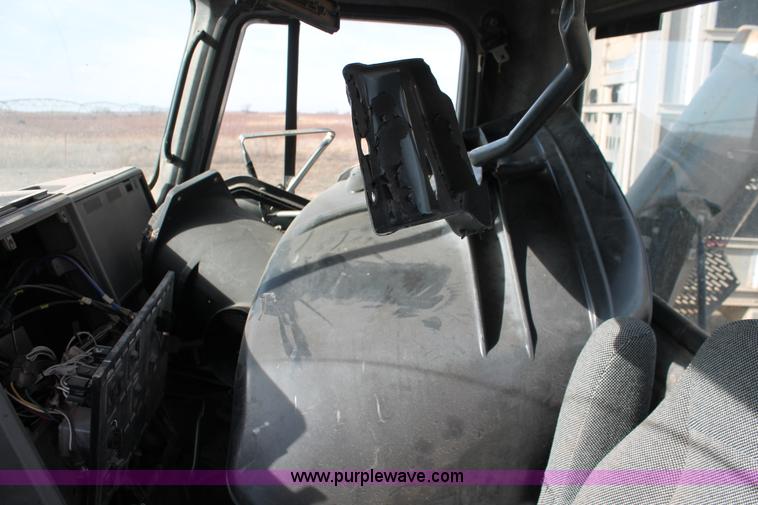 image for item O9354 2000 Mack CH613 semi truck