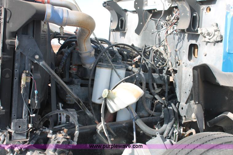 image for item O9354 2000 Mack CH613 semi truck