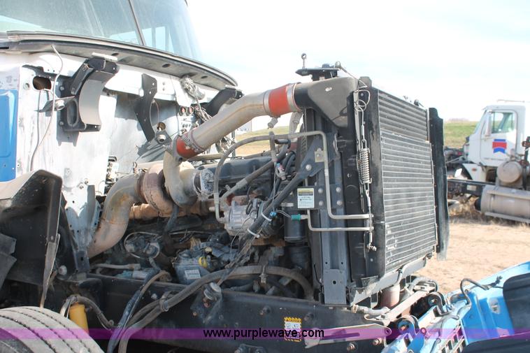 image for item O9354 2000 Mack CH613 semi truck