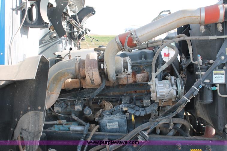 image for item O9354 2000 Mack CH613 semi truck