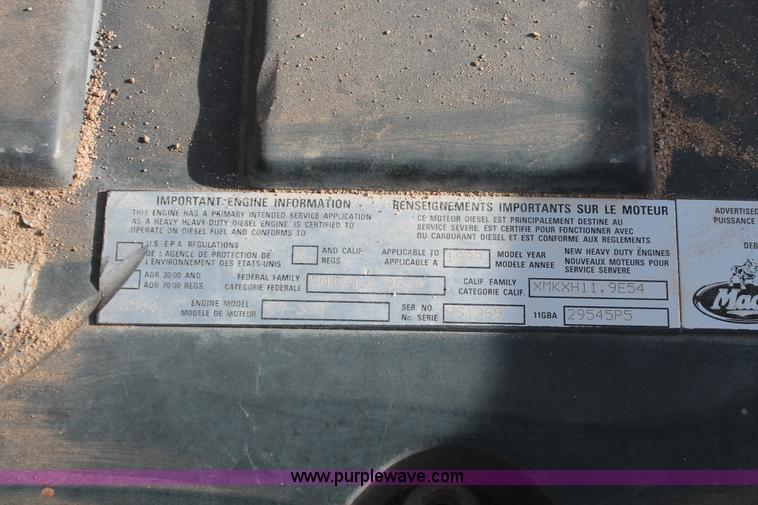 image for item O9354 2000 Mack CH613 semi truck