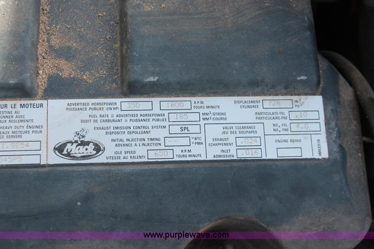 image for item O9354 2000 Mack CH613 semi truck