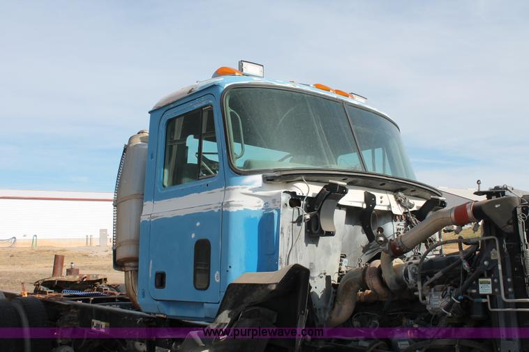 image for item O9354 2000 Mack CH613 semi truck