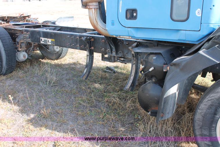 image for item O9354 2000 Mack CH613 semi truck