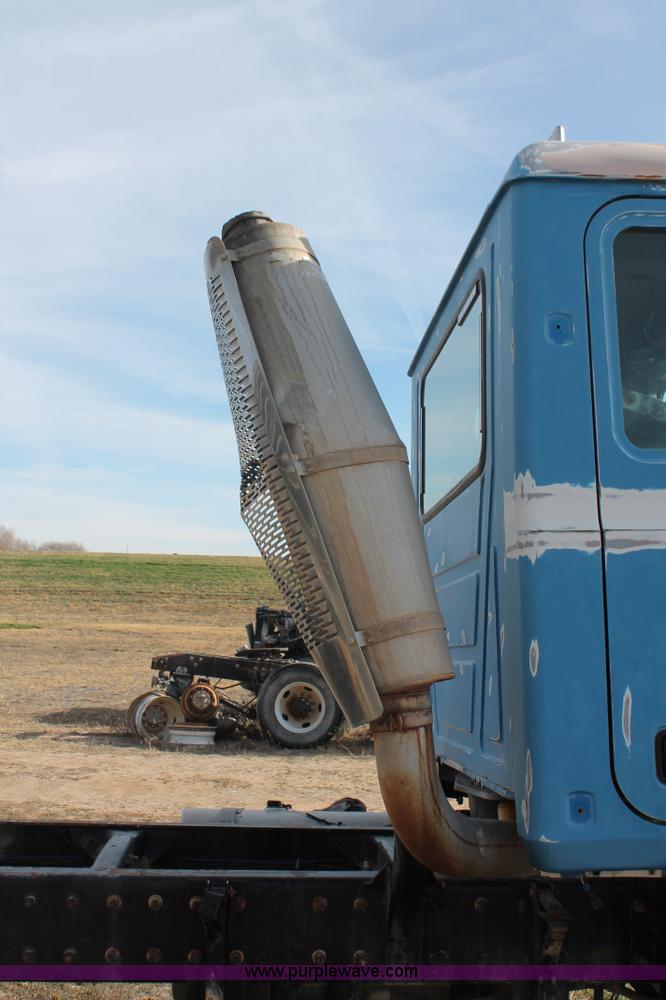 image for item O9354 2000 Mack CH613 semi truck