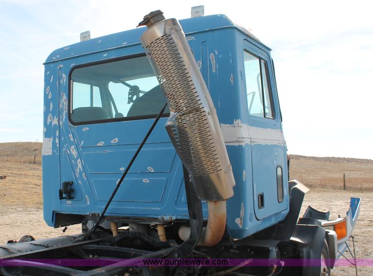 image for item O9354 2000 Mack CH613 semi truck