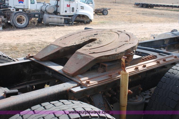 image for item O9354 2000 Mack CH613 semi truck