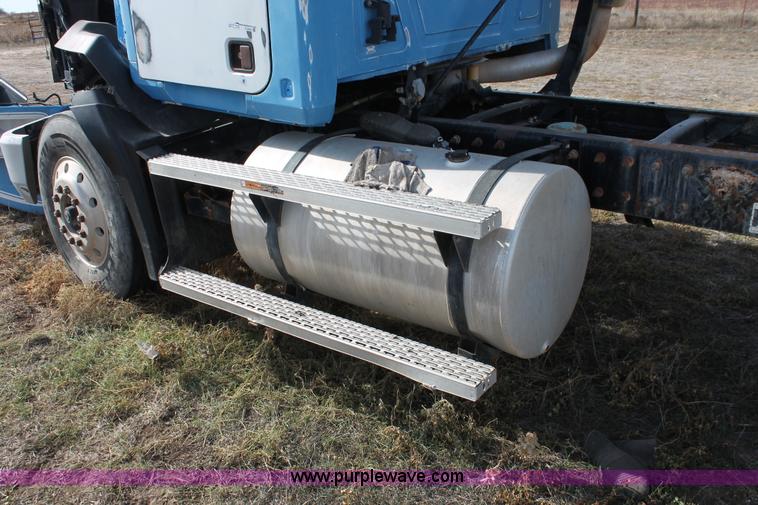 image for item O9354 2000 Mack CH613 semi truck