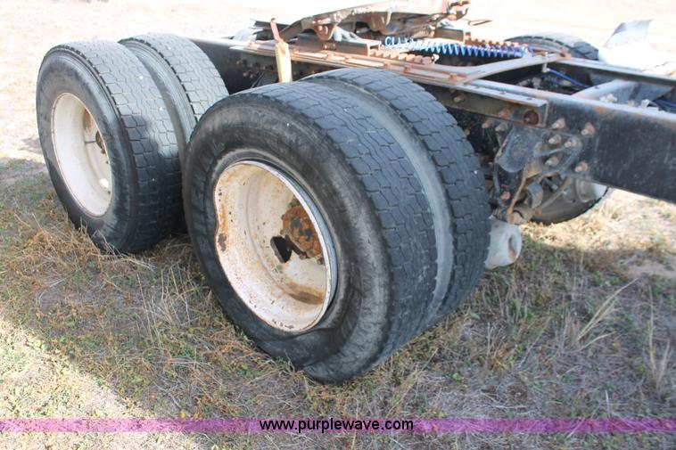 image for item O9354 2000 Mack CH613 semi truck