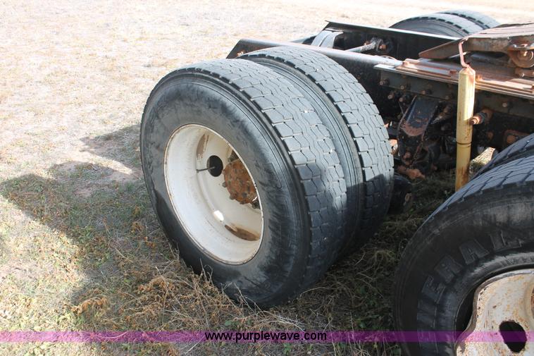 image for item O9354 2000 Mack CH613 semi truck