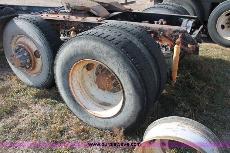 image for item O9354 2000 Mack CH613 semi truck