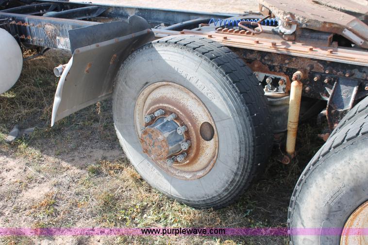 image for item O9354 2000 Mack CH613 semi truck