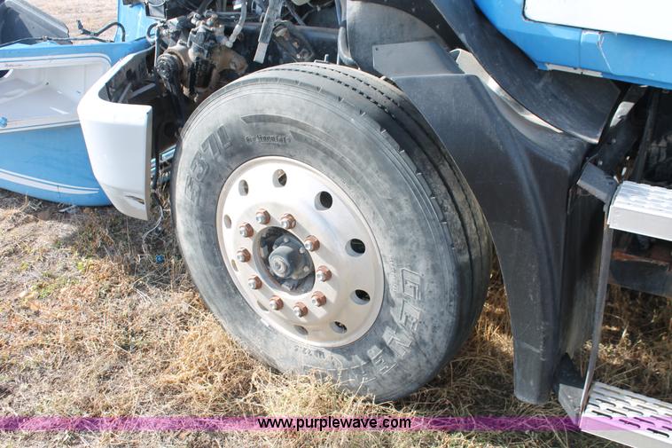 image for item O9354 2000 Mack CH613 semi truck