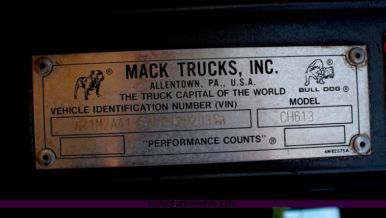 image for item O9354 2000 Mack CH613 semi truck