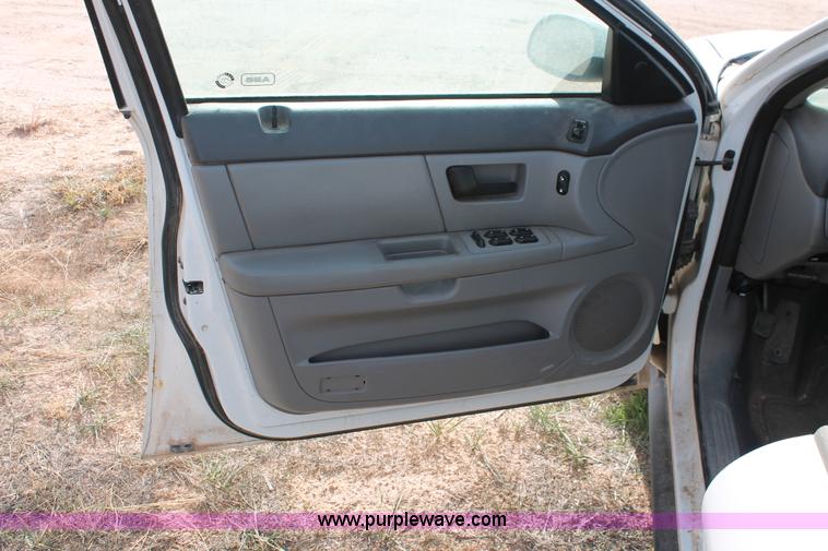 image for item O9355 2003 Ford Taurus SES