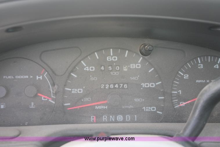 image for item O9355 2003 Ford Taurus SES