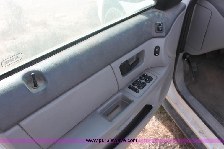 image for item O9355 2003 Ford Taurus SES