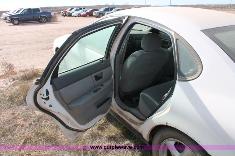 image for item O9355 2003 Ford Taurus SES