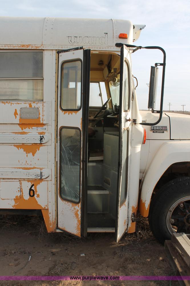 image for item O9363 1986 Ford B600 school bus