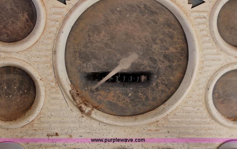 image for item O9363 1986 Ford B600 school bus