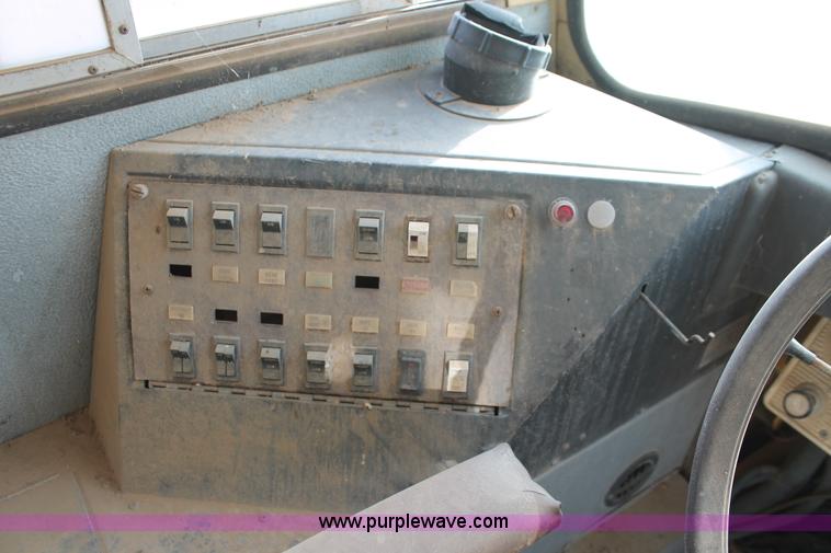 image for item O9363 1986 Ford B600 school bus