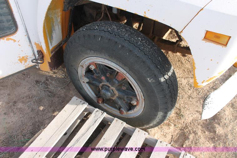 image for item O9363 1986 Ford B600 school bus