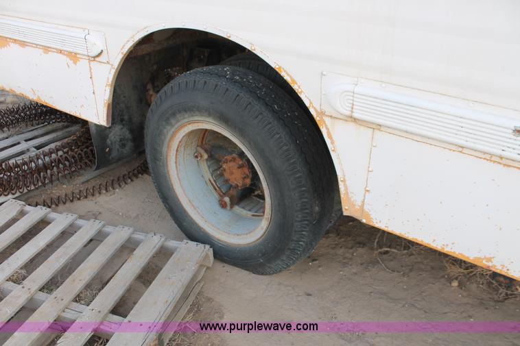 image for item O9363 1986 Ford B600 school bus