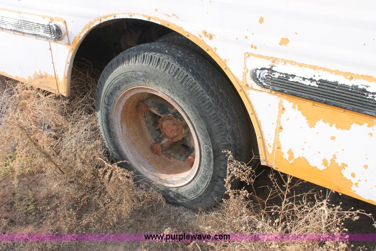 image for item O9363 1986 Ford B600 school bus