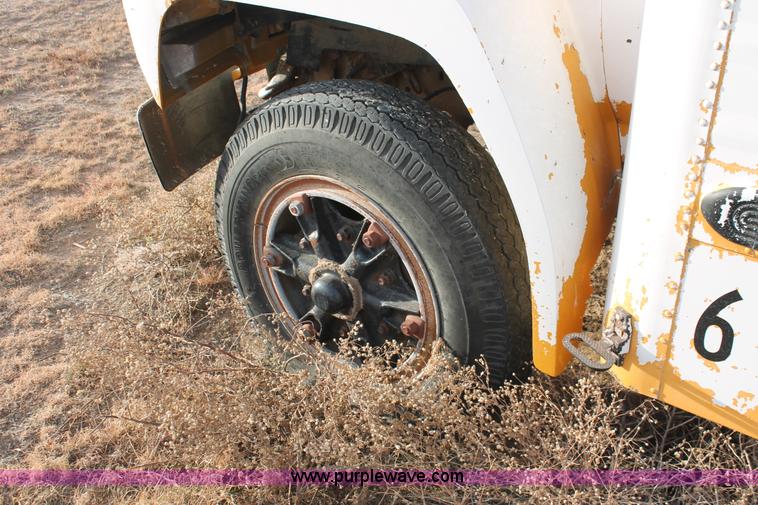 image for item O9363 1986 Ford B600 school bus