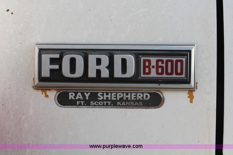 image for item O9363 1986 Ford B600 school bus