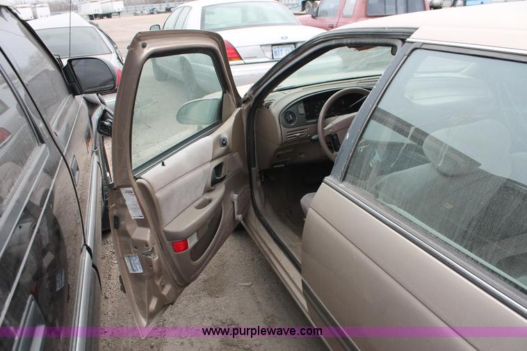 image for item O9365 1992 Ford Taurus L