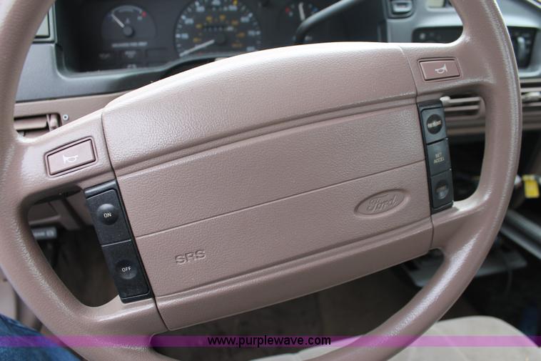 image for item O9365 1992 Ford Taurus L
