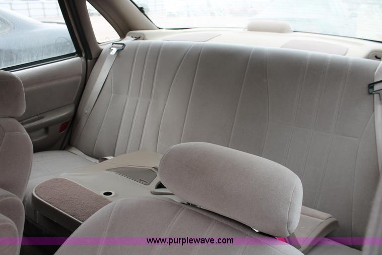 image for item O9365 1992 Ford Taurus L