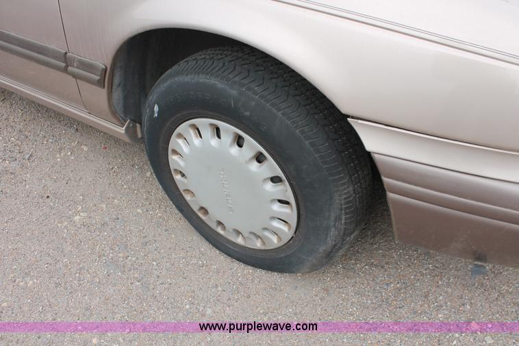 image for item O9365 1992 Ford Taurus L