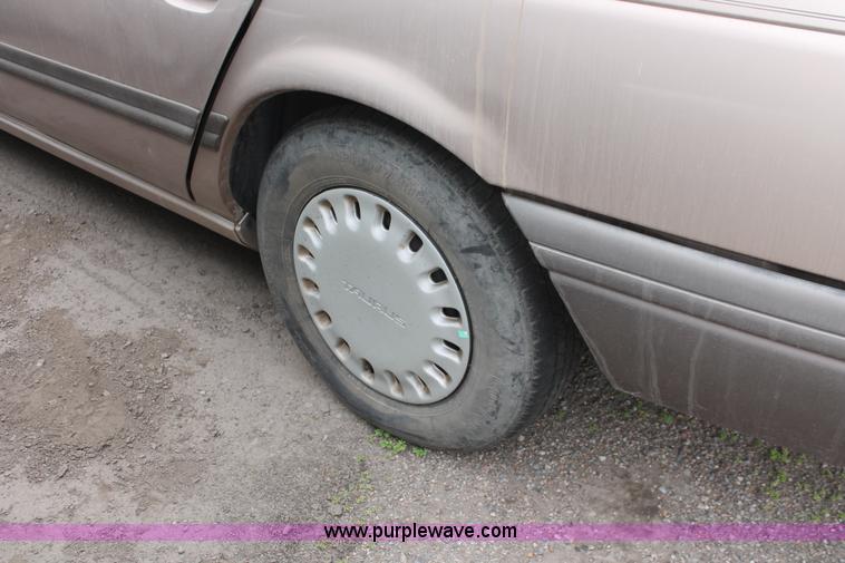 image for item O9365 1992 Ford Taurus L