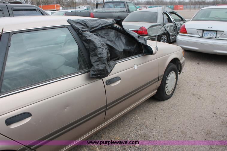 image for item O9365 1992 Ford Taurus L