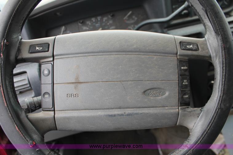 image for item O9368 1993 Ford Aerostar XLT